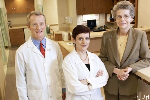 骨髓移植風(fēng)險(xiǎn)大嗎 骨髓移植要注意什么呢 骨髓移植風(fēng)險(xiǎn)大嗎 骨髓移植要注意什么呢