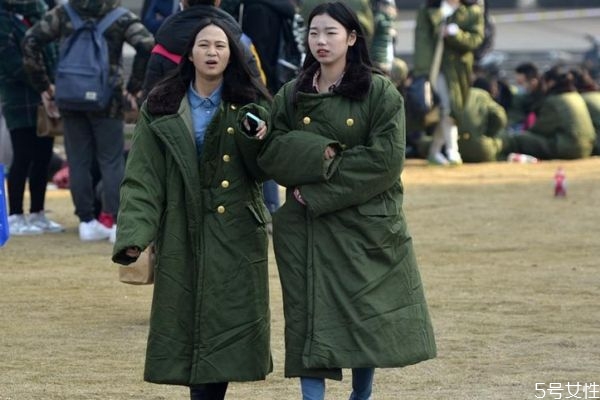 軍大衣和羽絨服哪個(gè)暖和 軍大衣和羽絨服哪個(gè)抗寒 軍大衣和羽絨服哪個(gè)暖和 軍大衣和羽絨服哪個(gè)抗寒