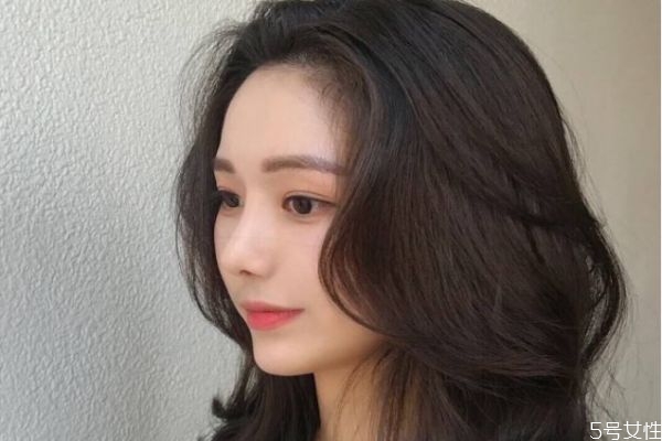 燙完頭發(fā)多久可以洗呢 燙發(fā)完有什么注意的呢 燙完頭發(fā)多久可以洗呢 燙發(fā)完有什么注意的呢