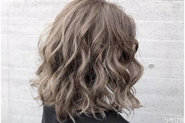 燙完頭發(fā)多久可以洗呢 燙發(fā)完有什么注意的呢 燙完頭發(fā)多久可以洗呢 燙發(fā)完有什么注意的呢