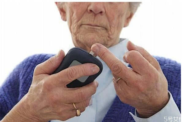 為什么會手麻呢 手麻的原因有什么呢 為什么會手麻呢 手麻的原因有什么呢