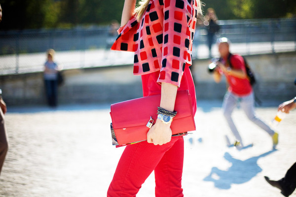 橘紅色外套里面搭什么好看 橘紅色搭配推薦 橘紅色外套里面搭什么好看 橘紅色搭配推薦