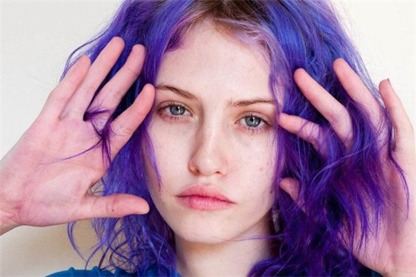 過(guò)年染什么顏色頭發(fā)好看 過(guò)年染頭發(fā)提前多久比較好