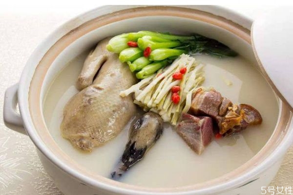 老鴨湯應(yīng)該怎么做呢 喝老鴨湯有什么好處呢 老鴨湯應(yīng)該怎么做呢 喝老鴨湯有什么好處呢