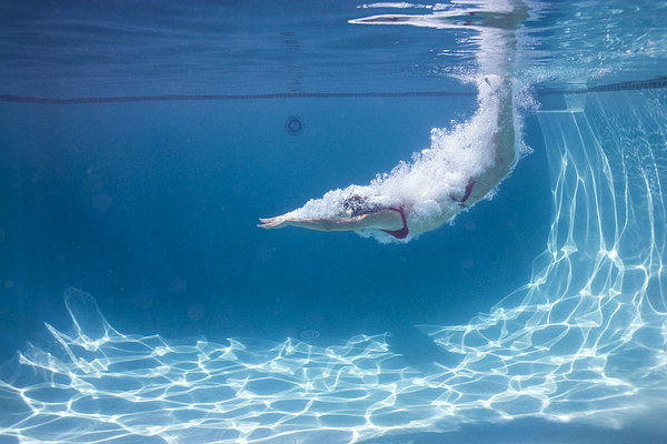 游泳時耳朵進水出不來怎么辦 游泳時如何預防耳朵進水
