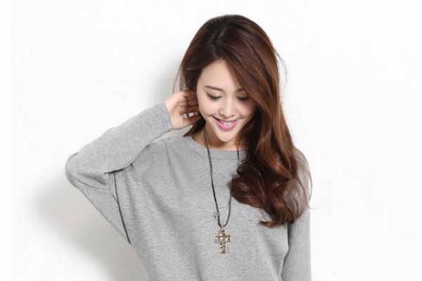 圓領衣服和v領有什么區(qū)別呢 如何挑選適合自己衣領呢 圓領衣服和v領有什么區(qū)別呢 如何挑選適合自己衣領呢