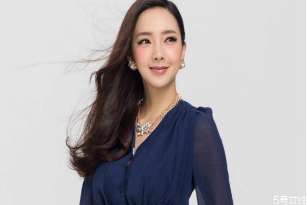 圓領衣服和v領有什么區(qū)別呢 如何挑選適合自己衣領呢 圓領衣服和v領有什么區(qū)別呢 如何挑選適合自己衣領呢