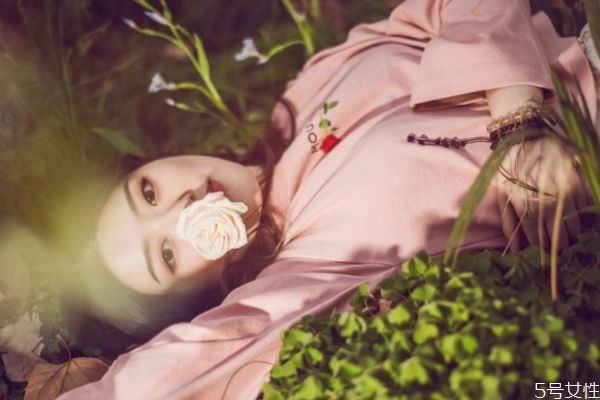 圓領衣服和v領有什么區(qū)別呢 如何挑選適合自己衣領呢 圓領衣服和v領有什么區(qū)別呢 如何挑選適合自己衣領呢