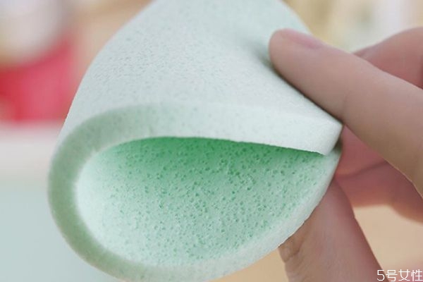 洗臉巾跟洗臉撲哪一個好 用洗臉撲洗臉的好處 洗臉巾跟洗臉撲哪一個好 用洗臉撲洗臉的好處