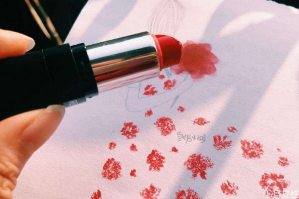 口紅過期還能用嗎 用了過期的口紅會(huì)怎么樣呢 口紅過期還能用嗎 用了過期的口紅會(huì)怎么樣呢