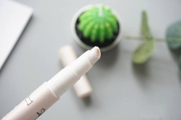 如何挑選遮瑕筆 遮瑕筆如何遮細(xì)紋 如何挑選遮瑕筆 遮瑕筆如何遮細(xì)紋