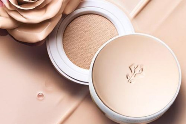 遮瑕膏對(duì)皮膚傷害大嗎 長(zhǎng)期使用遮瑕膏有什么害處 遮瑕膏對(duì)皮膚傷害大嗎 長(zhǎng)期使用遮瑕膏有什么害處