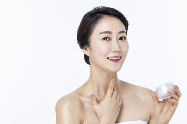 保濕水和爽膚水的區(qū)別 補水保濕哪些品牌好 保濕水和爽膚水的區(qū)別 補水保濕哪些品牌好