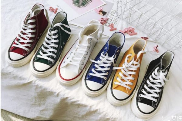 帆布鞋需要買大一碼嗎 帆布鞋舌頭歪怎么解決 帆布鞋需要買大一碼嗎 帆布鞋舌頭歪怎么解決