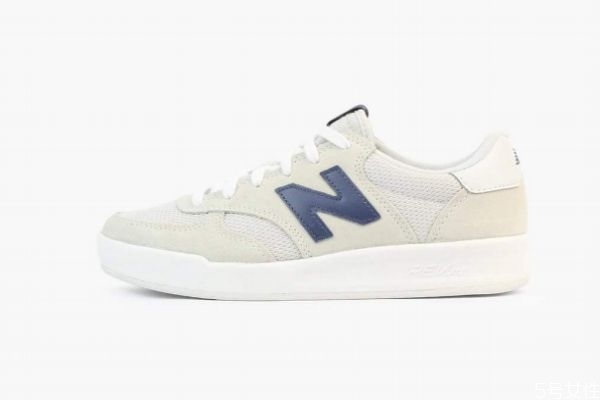 適合女生夏天穿的球鞋推薦 好看的碎花運(yùn)動鞋推薦