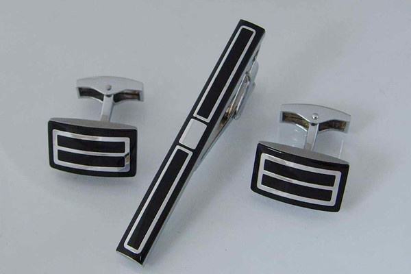 領(lǐng)帶夾怎么用 領(lǐng)帶夾夾在哪個位置合適 領(lǐng)帶夾怎么用 領(lǐng)帶夾夾在哪個位置合適