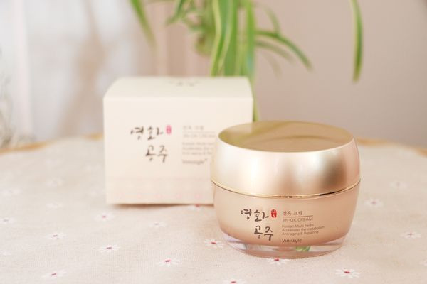 使用美顏霜要注意什么 美顏霜和素顏霜是一樣的嗎 使用美顏霜要注意什么 美顏霜和素顏霜是一樣的嗎