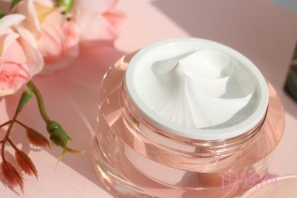 使用美顏霜要注意什么 美顏霜和素顏霜是一樣的嗎 使用美顏霜要注意什么 美顏霜和素顏霜是一樣的嗎