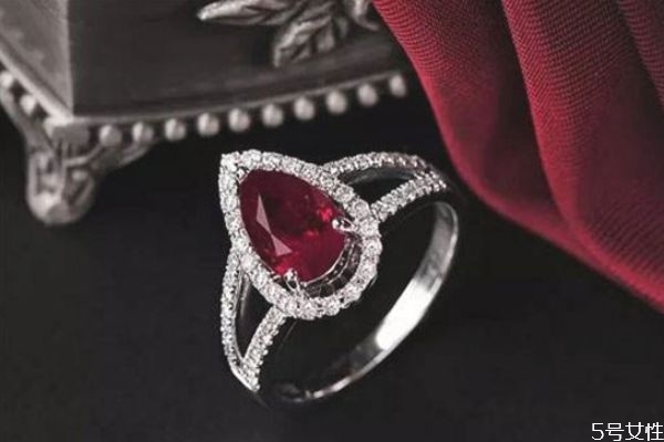 紅寶石和藍(lán)寶石有什么不同 紅寶石和藍(lán)寶石的區(qū)別 紅寶石和藍(lán)寶石有什么不同 紅寶石和藍(lán)寶石的區(qū)別