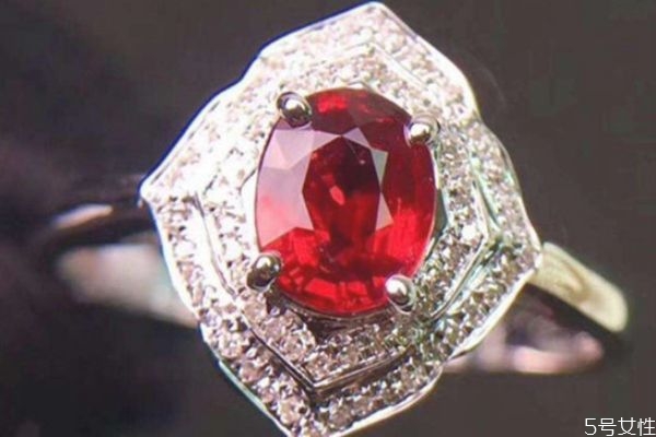 紅寶石為什么會(huì)裂 紅寶石有內(nèi)裂正常嗎 紅寶石為什么會(huì)裂 紅寶石有內(nèi)裂正常嗎