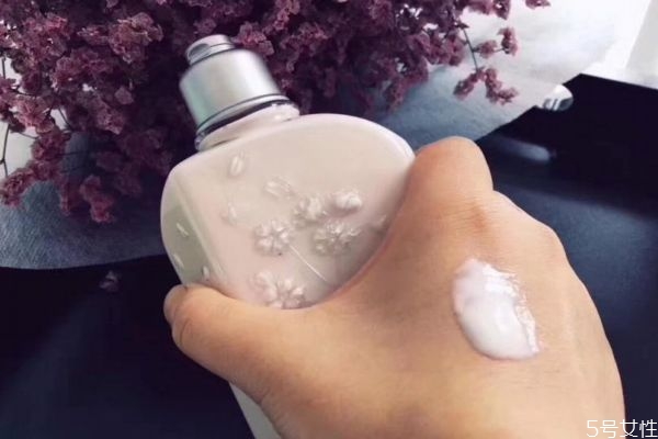 冬天怎么涂身體乳呢 身體冷的狀態(tài)不宜涂身體乳 冬天怎么涂身體乳呢 身體冷的狀態(tài)不宜涂身體乳