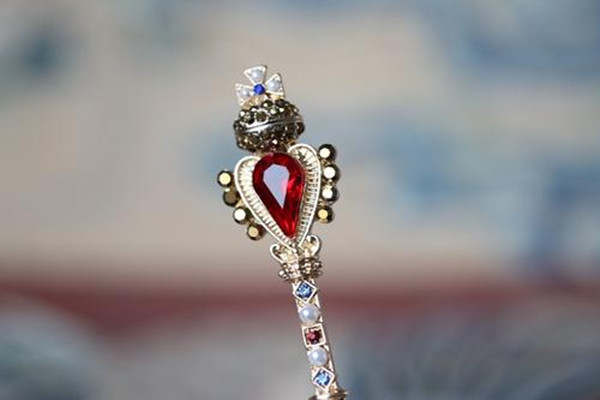 胸針怎么戴不弄破衣服 不同體型的人怎么佩戴胸針 胸針怎么戴不弄破衣服 不同體型的人怎么佩戴胸針