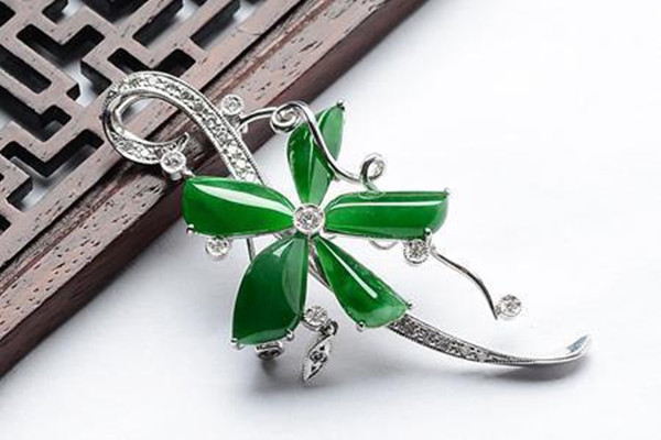 胸針怎么戴不弄破衣服 不同體型的人怎么佩戴胸針 胸針怎么戴不弄破衣服 不同體型的人怎么佩戴胸針