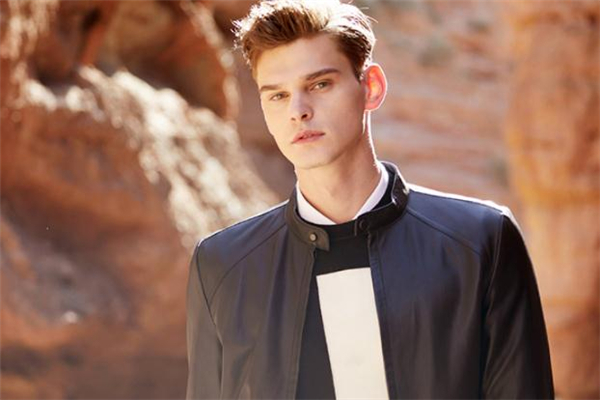 男生皮衣怎么搭配好看 男生皮衣里面搭配什么 男生皮衣怎么搭配好看 男生皮衣里面搭配什么