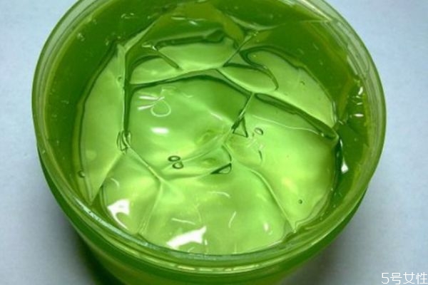 擦完蘆薈膠還可以擦其它護(hù)膚品嗎 蘆薈膠與護(hù)膚品順序 擦完蘆薈膠還可以擦其它護(hù)膚品嗎 蘆薈膠與護(hù)膚品順序