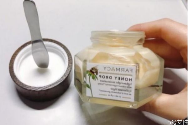 冬天護(hù)膚為什么使用面霜 冬天抹霜還用抹乳液嗎 冬天護(hù)膚為什么使用面霜 冬天抹霜還用抹乳液嗎