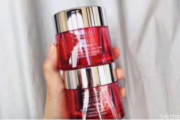 冬天護(hù)膚為什么使用面霜 冬天抹霜還用抹乳液嗎 冬天護(hù)膚為什么使用面霜 冬天抹霜還用抹乳液嗎