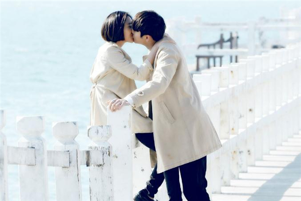 女生應(yīng)該主動(dòng)追求幸福嗎 女生主動(dòng)追求男生好嗎 女生應(yīng)該主動(dòng)追求幸福嗎 女生主動(dòng)追求男生好嗎