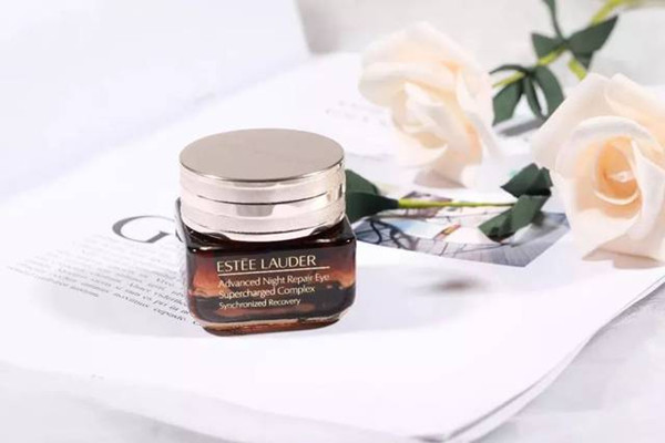 雅詩蘭黛抗藍(lán)光眼霜正確使用方法 雅詩蘭黛抗藍(lán)光眼霜價格如何 雅詩蘭黛抗藍(lán)光眼霜正確使用方法 雅詩蘭黛抗藍(lán)光眼霜價格如何