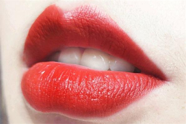 卡姿蘭小黑管02精靈是什么顏色-適合素顏嗎 卡姿蘭小黑管02精靈是什么顏色-適合素顏嗎