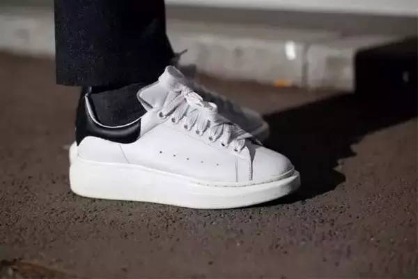 鞋邊黃了怎么洗白 小白鞋怎么清洗起來(lái)方便