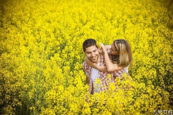 怎樣談戀愛(ài)找話題 剛談戀愛(ài)怎么找話題 怎樣談戀愛(ài)找話題 剛談戀愛(ài)怎么找話題