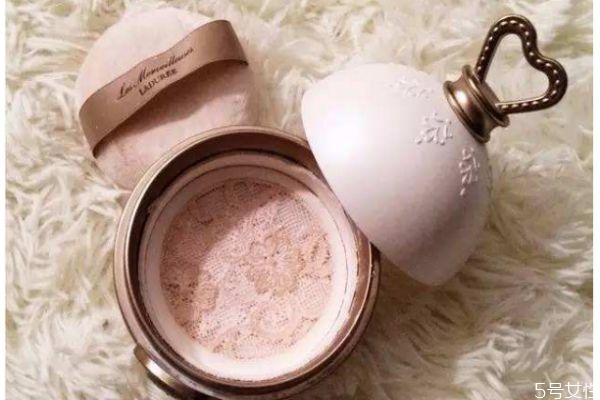 散粉可以用多久 散粉的保質(zhì)期一般多久 散粉可以用多久 散粉的保質(zhì)期一般多久