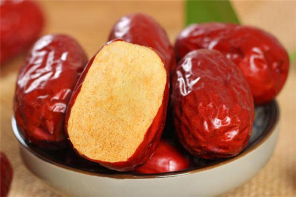 狗頭棗與紅棗的區(qū)別 狗頭棗和和田棗哪個好 狗頭棗與紅棗的區(qū)別 狗頭棗和和田棗哪個好