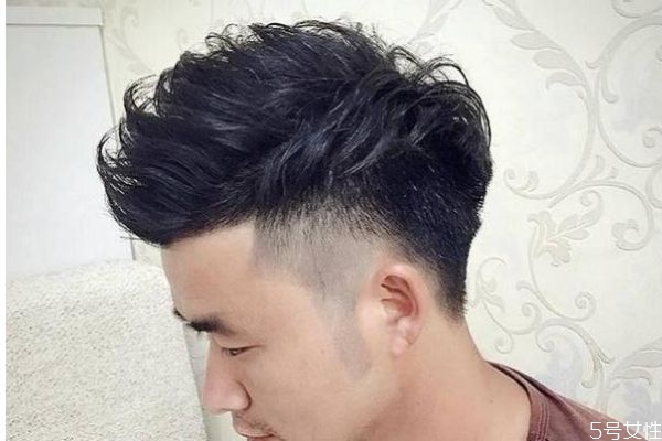 男生飛機(jī)頭要燙嗎 男生飛機(jī)頭是什么樣的 男生飛機(jī)頭要燙嗎 男生飛機(jī)頭是什么樣的