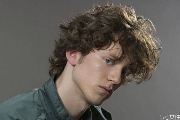 男生飛機(jī)頭要燙嗎 男生飛機(jī)頭是什么樣的 男生飛機(jī)頭要燙嗎 男生飛機(jī)頭是什么樣的
