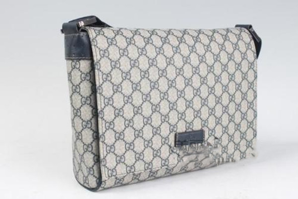 男士斜挎包什么品牌好 好看又平價的男士斜挎包有哪些