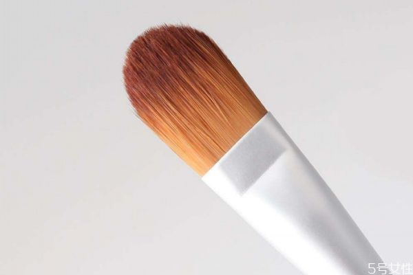 植村秀55號刷怎么用 粉底刷應(yīng)該怎么選擇