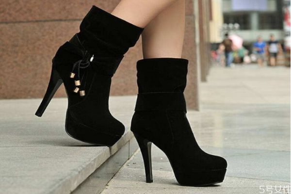 小粗腿穿什么鞋子 腿粗應(yīng)該怎么挑選鞋子呢 小粗腿穿什么鞋子 腿粗應(yīng)該怎么挑選鞋子呢