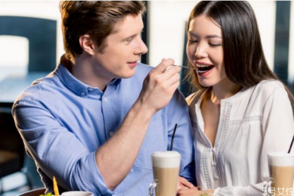 女生給男生花錢(qián)是傻么 談戀愛(ài)女生到底要不要為男生花錢(qián) 女生給男生花錢(qián)是傻么 談戀愛(ài)女生到底要不要為男生花錢(qián)