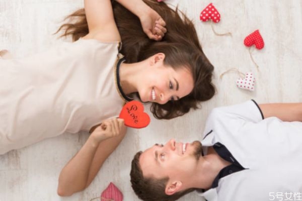 女生給男生花錢(qián)是傻么 談戀愛(ài)女生到底要不要為男生花錢(qián) 女生給男生花錢(qián)是傻么 談戀愛(ài)女生到底要不要為男生花錢(qián)