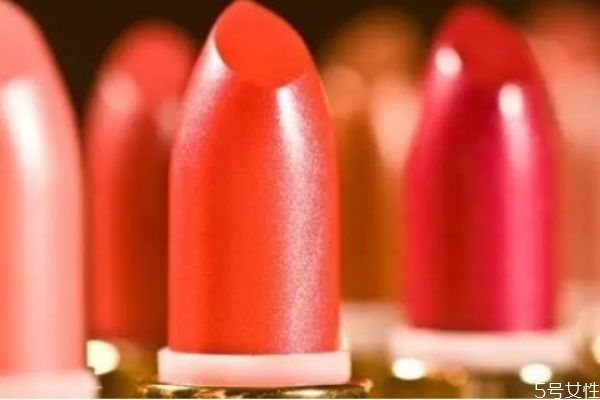 嘴巴厚涂口紅好油膩怎么辦 口紅太油了怎么處理 嘴巴厚涂口紅好油膩怎么辦 口紅太油了怎么處理