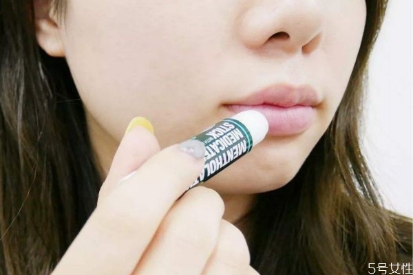 涂口紅一定要用唇膏嗎 補(bǔ)口紅需要補(bǔ)擦潤唇膏嗎