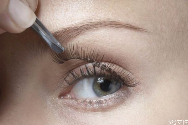 睫毛膏涂了睫毛會長嗎 經(jīng)常涂睫毛膏睫毛會變長嗎 睫毛膏涂了睫毛會長嗎 經(jīng)常涂睫毛膏睫毛會變長嗎