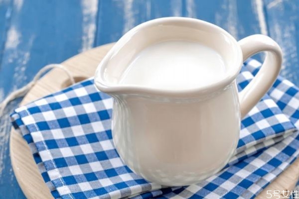 鮮牛奶的保質(zhì)期多久 鮮牛奶過(guò)期可以喝嗎 鮮牛奶的保質(zhì)期多久 鮮牛奶過(guò)期可以喝嗎