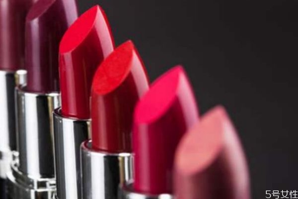 口紅涂不勻有渣怎么辦 口紅涂在唇上有渣子 口紅涂不勻有渣怎么辦 口紅涂在唇上有渣子